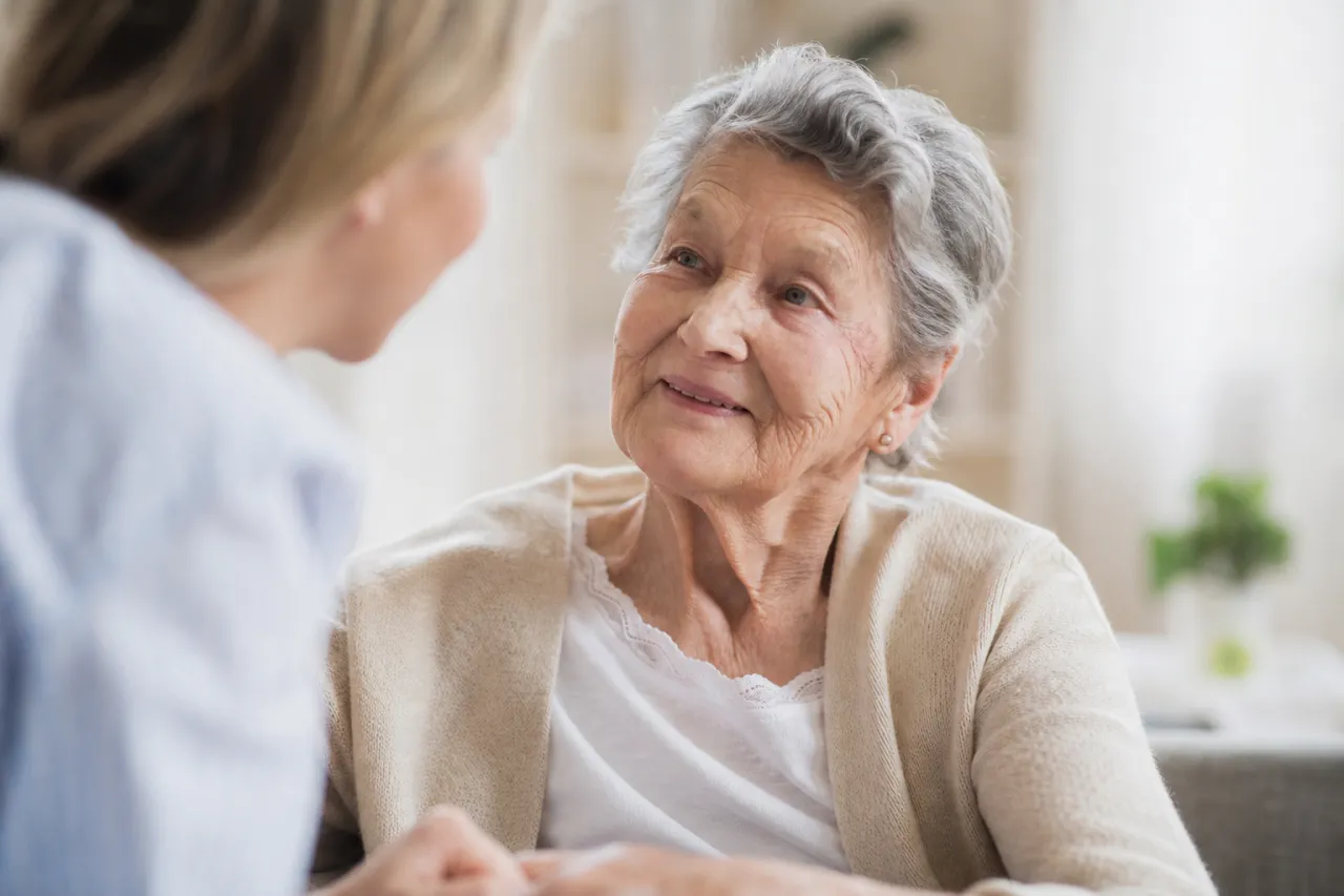Im Haushalt lebende Betreuungskraft und Pflegedienst versorgen eine vollständig pflegebedürftige Seniorin mit Pflegegrad 5.